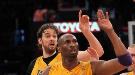 Gasol y Bryant, protagonistas de los Lakers frente a los Suns. 	AFP