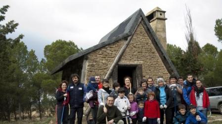 Colaboradores en la recogida de ramas en la Laguna Dos Reinos de Figarol. ALBERTO GALDONA