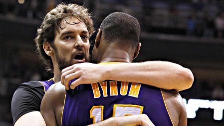 Bryant, Gasol y Bynum dan primer triunfo a Lakers de visitantes