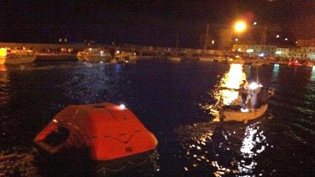 Varias personas han muerto y otras han resultado heridas, mientras continúan las labores de rescate de los pasajeros del crucero Costa Concordia, que encalló la noche del viernes en la isla italiana de Giglio.