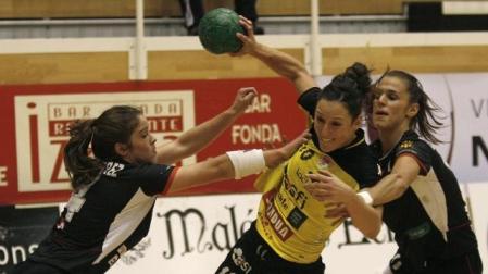 Macarena Aguilar se hace hueco entre dos jugadoras del Mar Sagunto en el anterior partido en casa. 	ARCHIVO