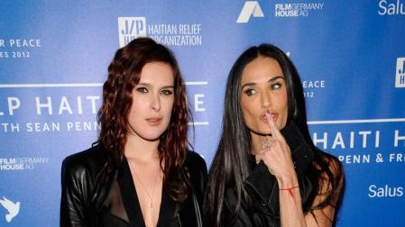 Asthon Kutcher se encuentra a Demi Moore en una fiesta
