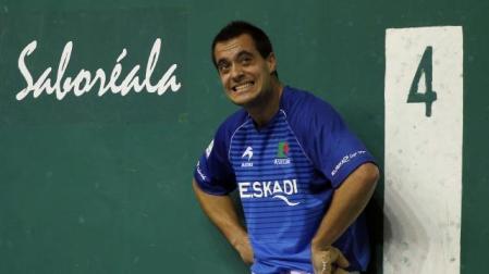 Oinatz Bengoetxea mira al marcador del Labrit después de un tanto. El leitzarra se vio desbordado por Olaizola II-Beroiz en Pamplona. 	JOSÉ ANTONIO GOÑI
