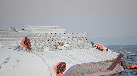Varias personas han muerto y otras han resultado heridas, mientras continúan las labores de rescate de los pasajeros del crucero Costa Concordia, que encalló la noche del viernes en la isla italiana de Giglio.