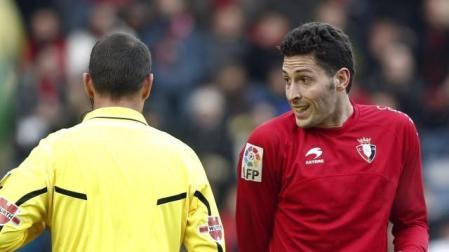 Damià le explica a Clos Gómez cómo tenía la mano en el primero de los penaltis que le señalaron. 	EFE