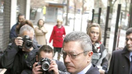 Numerosos políticos acuden a la capilla ardiente de Fraga