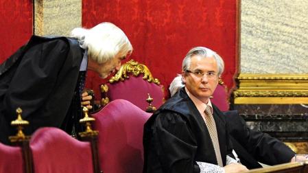 El juez Baltasar Garzón (i), junto a su abogado Francisco Baena Bocanegra (2i), durante el juicio que se sigue contra él en el Tribunal Supremo por ordenar grabar las conversaciones en prisión entre los imputados del "caso Gürtel" y sus abogados.