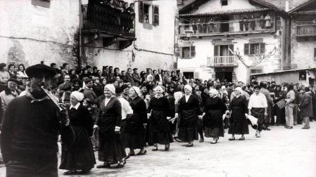 Mujeres de Zubieta, bailando en los carnavales