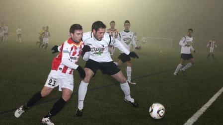 Un jugador del Tudelano disputa el balón a Javi Ruiz. 	NURIA G. LANDA