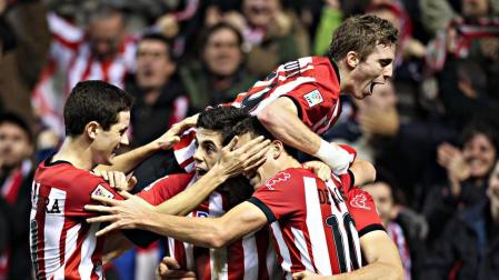 El Athletic toma ventaja con goles de Llorente y Muniain