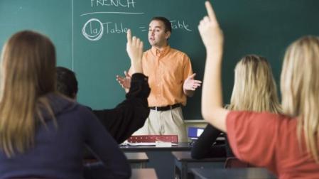 Un profesor de inglés durante una clase. 	ARCHIVO