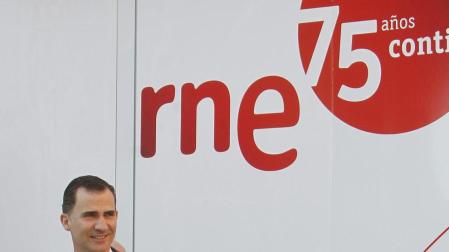 Don Felipe y do&ntilde;a Letizia posan como periodistas de RNE