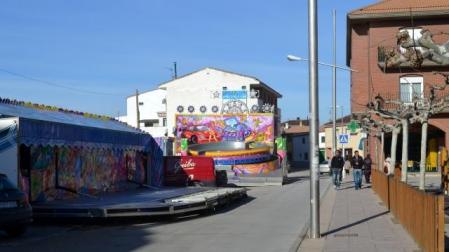 En Andosilla, ya se han colocado las atracciones infantiles para la celebración de San Sebastián. 	M.P. GENER