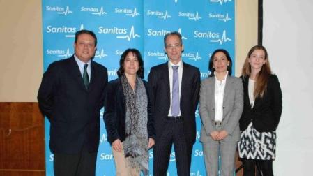 La directora del centro de Estella, Esther Pinillos Chicote (2ª izda), junto a otros responsables de Sanitas.	 DN