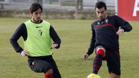 Dejan Lekic y Miguel Flaño, durante el entrenamiento de ayer en Tajonar. 	J.C. CORDOVILLA