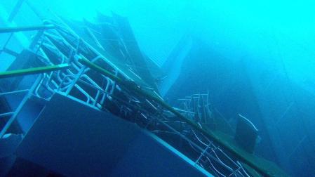 Varias personas han muerto y otras han resultado heridas, mientras continúan las labores de rescate de los pasajeros del crucero Costa Concordia, que encalló la noche del viernes en la isla italiana de Giglio.