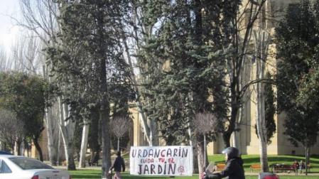 Cartel de protesta de los jardineros en la trasera de Conde de Rodezno. 	LAURA PUY