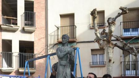 Trabajadores de Carpintería Lizuain aseguraron la figura. 	MARI PAZ GENER