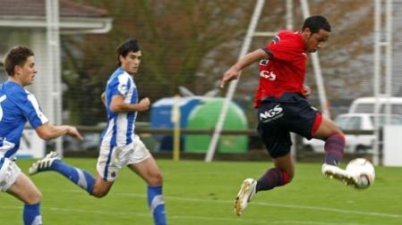 Manuel Onwu controla una pelota contra la Real Sociedad B. 	JAVIER SESMA