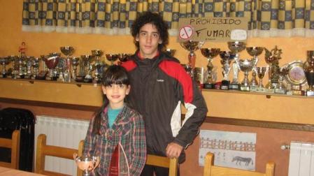 Óscar Aguado Simón, junto a su hermana Coral, y sus trofeos. E.A.