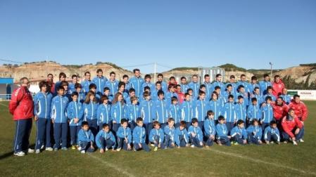 Los jugadores de los cuatro equipos posaron con sus entrenadores y junta directiva en el césped del campo del Salobral. AGUIRRE