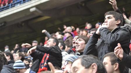 Imágenes de los aficionados de Osasuna durante el partido de Liga que enfrentó al equipo navarro con el Valencia