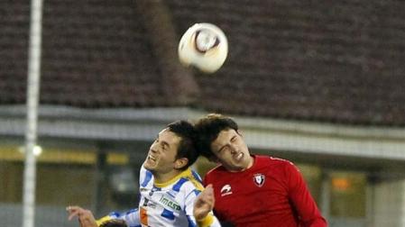 Navarro choca su cabeza en un salto con un rival de la Arandina. J. SESMA