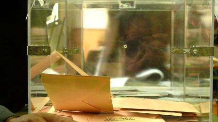 Los navarros acuden a las urnas con motivo de las elecciones generales del 20 de noviembre de 2011.