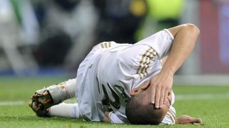 Pepe finge un manotazo en la cara durante un lance con Piqué, tras el cual estuvo varios segundos tendido sobre el terreno de juego. 	REUTERS