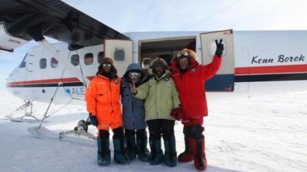 Ignacio Oficialdegui (1º por la izquierda) y sus compañeros, junto a la avioneta que les llevó a Union Glacier. 	ACCIONA