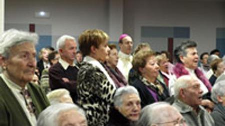 Alumnos de Primaria visitan a ancianos dentro del "Proyecto intergeneracional"