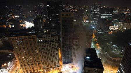 Dos edificios de oficinas se desplomaron en el centro de Río de Janeiro con al menos cuatro personas heridas tras el derrumbe.