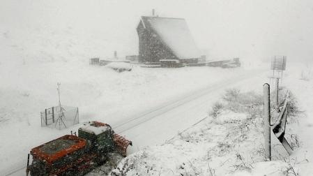 A primera hora de la tarde de este sábado, la nieve cubría la carretera de Burguete, el Alto de Ibañeta o la Higa de Monreal