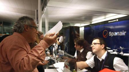 La empresa Spanair confirmó este viernes el cese de sus vuelos, que fueron cancelados esa misma noche en los principales aeropuertos de España.