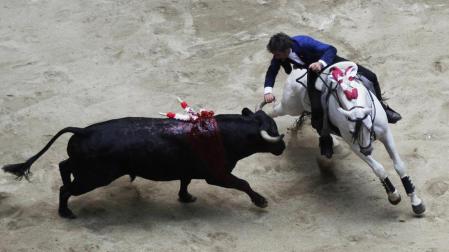 Hermoso de Mendoza corta tres orejas en la segunda de feria en Medell&iacute;n