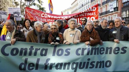Miles de personas se manifiestan en Madrid en apoyo de Garz&oacute;n