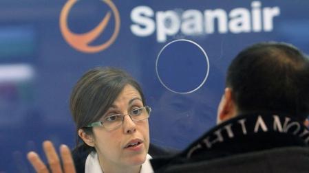 Sigue el goteo de viajeros y reclamaciones en el mostrador de Spanair en Barajas