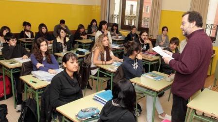 Alumnos de 2º de Bachillerato del IES Plaza de la Cruz de Pamplona, en clase de Lengua Castellana con el profesor Jesús de Miguel, el curso pasado. 	CALLEJA / ARCHIVO