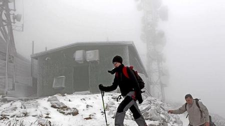 A primera hora de la tarde de este sábado, la nieve cubría la carretera de Burguete, el Alto de Ibañeta o la Higa de Monreal