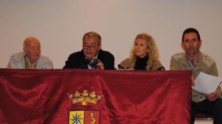De izda. a dcha., Félix Valerio (tesorero), Luis Martínez (presidente), Raquel Elvira (secretaria) y José Ignacio Aramendía (vocal). 	J.SUBERVIOLA