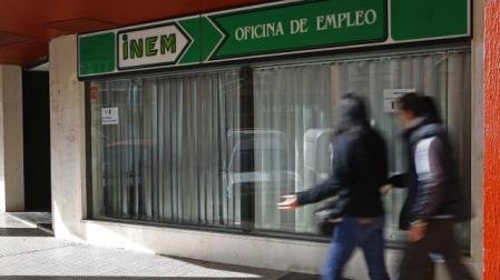 Dos personas pasan ante la oficina del INEM del Estella. 	ARCHIVO/MTX