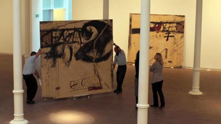 Gran afluencia de ciudadanos a la Fundació Tàpies para despedir al artista