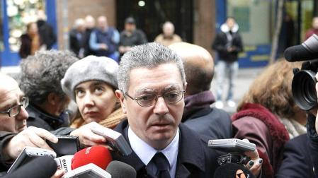 Numerosos políticos acuden a la capilla ardiente de Fraga