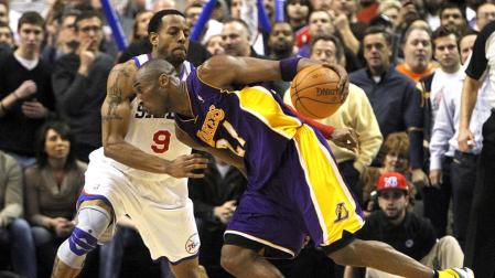 Los Sixres le meten mano a los Lakers (95-90)
