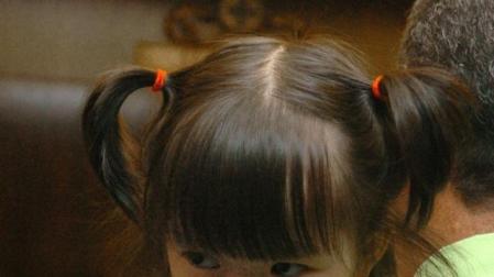 Una niña china adoptada por una familia española. 	DN