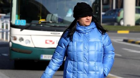 Ni siquiera el sol ha servido para suavizar las gélidas temperaturas de Pamplona. A las 12.00 horas de este miércoles, varios termómetros del centro de la ciudad marcaban -4 grados. Los pamploneses que se han atrevido a salir a la calle han tirado de bufandas, gorros, pañuelos, guantes y todo lo necesario para poder soportar el frío.