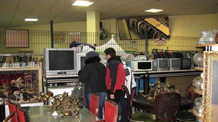 Desde que la crisis económica comenzó a azotar hace dos años, muchos ciudadanos han visto en la compra y venta de segunda mano una alternativa para proteger su bolsillo. Otros clientes llevan ya años concienciados en la reutilización y el reciclaje de artículos domésticos.