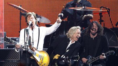 McCarntey triunfa en la gala ben&eacute;fica de MusiCares en Los &Aacute;ngeles