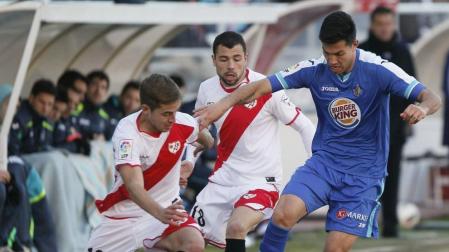 Michu y Diego Costa acercan al Rayo a la permanencia (2-0)