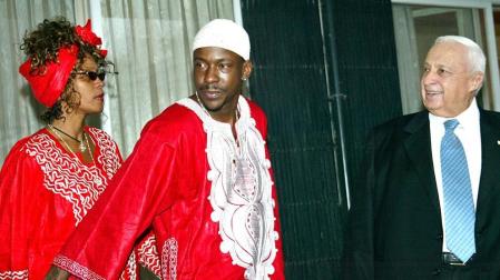 La cantante norteamericana Whiteny Houston falleció a los 48 años en un hotel de Beverly Hills. La artista tuvo una vida marcada por el éxito profesional que se vino abajo debido a un tumultuoso matrimonio así como por sus problemas de adicción.